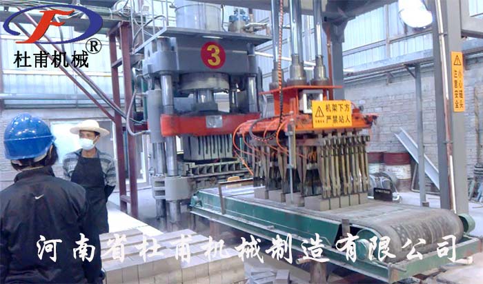 全自動(dòng)液壓多孔磚機(jī)客戶現(xiàn)場